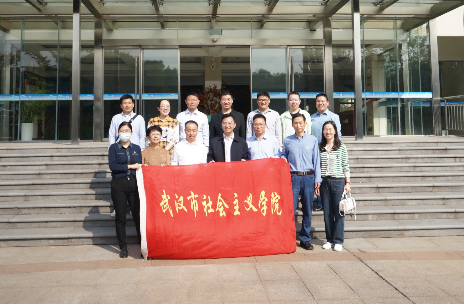 武汉社院到西藏中学开展联合党建活动