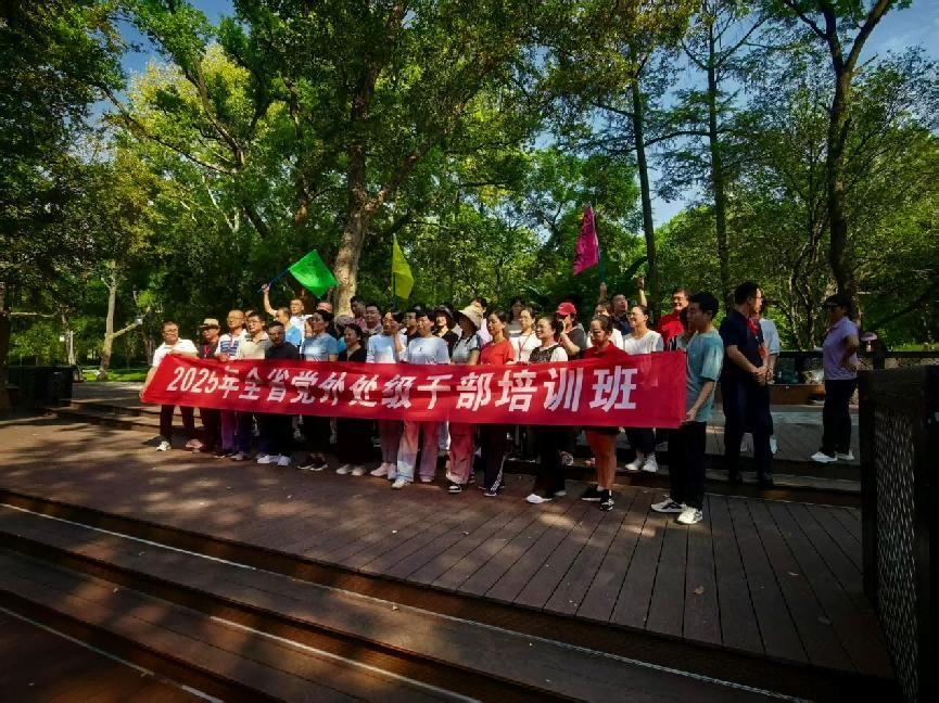 东湖拓展展风采 凝心聚力共成长
